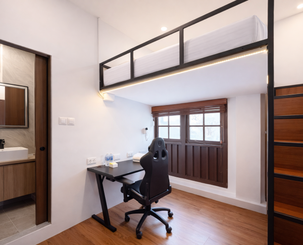 deluxe loft double, window, private bathroom (2)