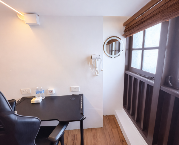 deluxe loft double, window, private bathroom (4)