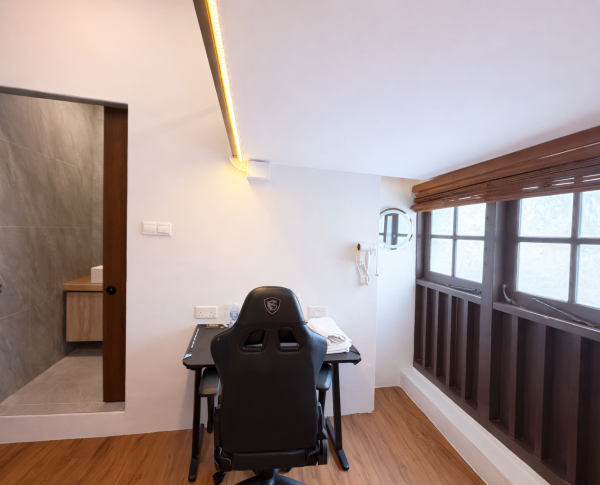 deluxe loft double, window, private bathroom (6)