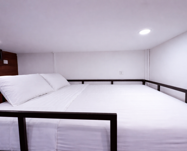 family room, sleep 5, window,private bathroom (6)