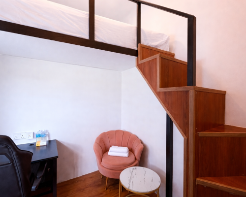 superior loft double, window, shared bathroom (5)